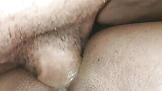 Mi culo abierto expulsa y chorrea mucho semen